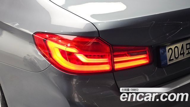 BMW 5-Series 2018 — photo 9