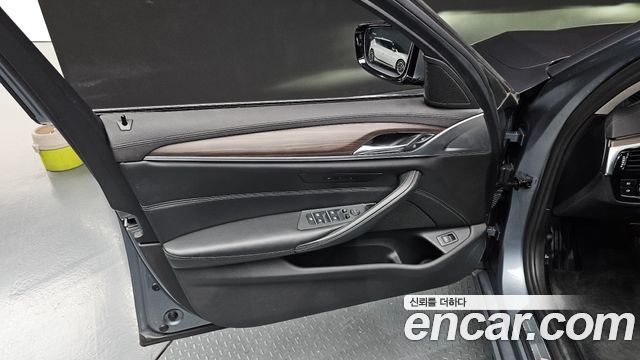 BMW 5-Series 2018 — photo 14