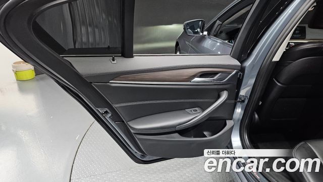 BMW 5-Series 2018 — photo 15