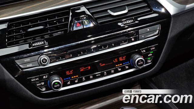 BMW 5-Series 2018 — photo 29