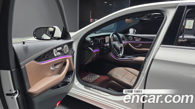 Mercedes-Benz E-Class 2023 — photo 13