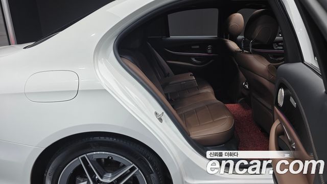Mercedes-Benz E-Class 2023 — photo 17
