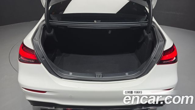Mercedes-Benz E-Class 2023 — photo 24
