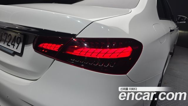 Mercedes-Benz E-Class 2023 — photo 9