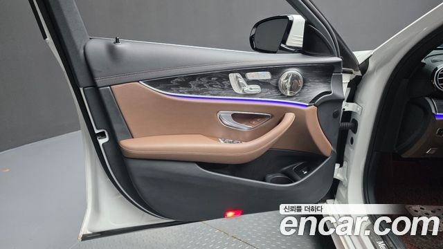 Mercedes-Benz E-Class 2023 — photo 14