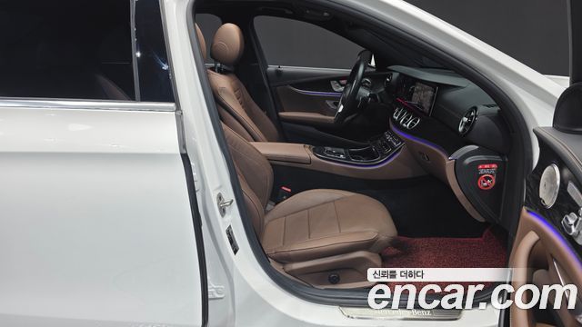 Mercedes-Benz E-Class 2023 — photo 16