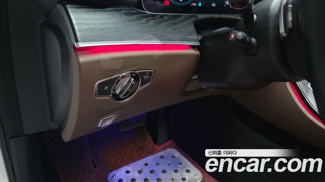 Mercedes-Benz E-Class 2023 — photo 28