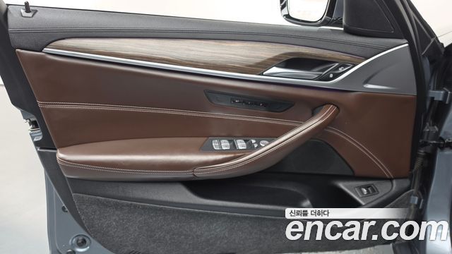 BMW 5-Series 2020 — photo 14