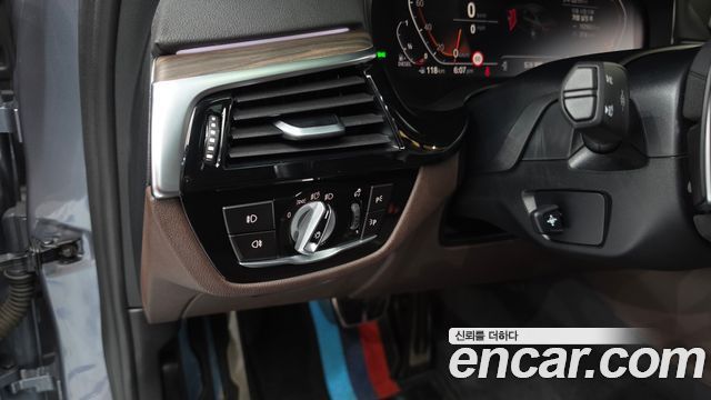 BMW 5-Series 2020 — photo 27