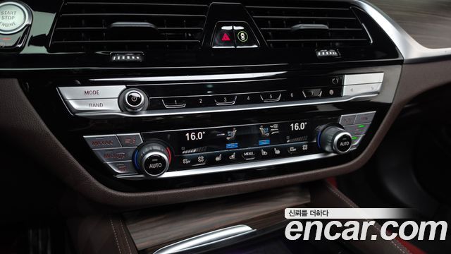 BMW 5-Series 2020 — photo 35