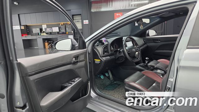 Hyundai AVANTE 2017 — photo 13