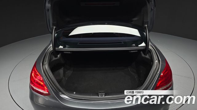 Mercedes-Benz C-Class 2018 — photo 30
