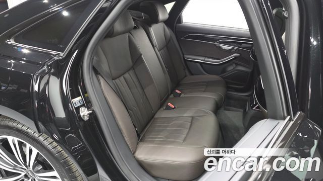 Audi A8 2023 — photo 18