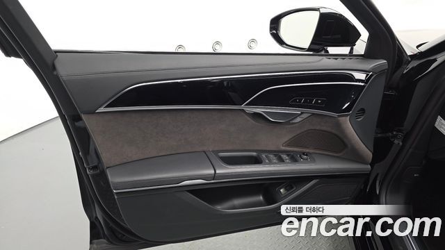 Audi A8 2023 — photo 14