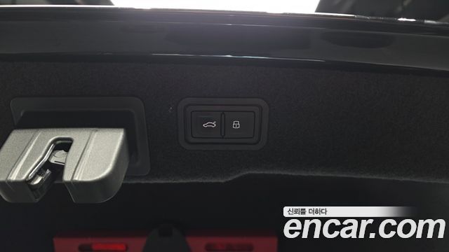 Audi A8 2023 — photo 29