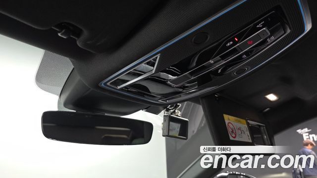 Audi A8 2023 — photo 31