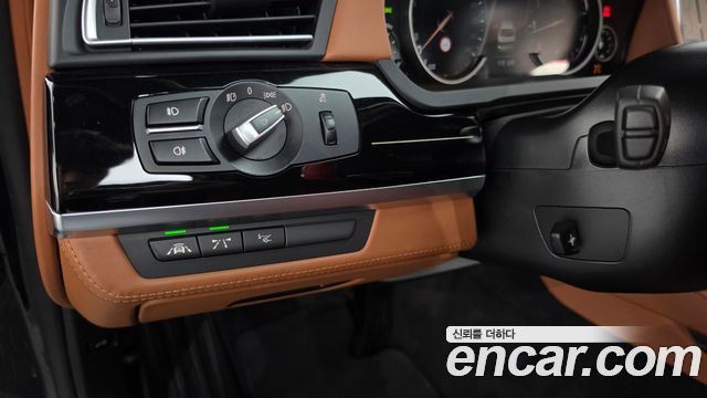 BMW 7-Series 2015 — photo 16