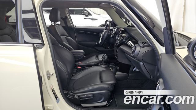 Mini Cooper 2020 — photo 17