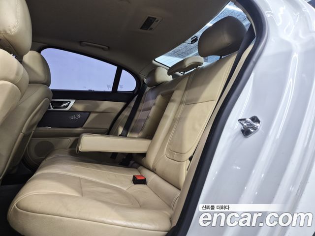 Jaguar XF 2015 — photo 12
