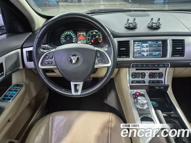 Jaguar XF 2015 — photo 13