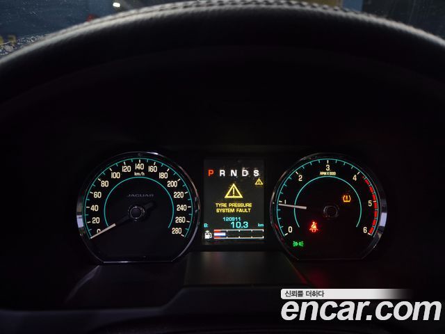 Jaguar XF 2015 — photo 17