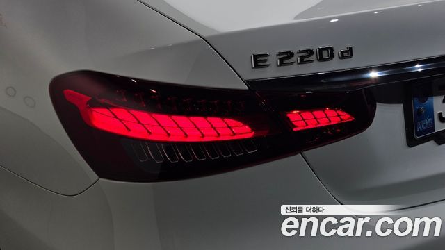 Mercedes-Benz E-Class 2021 — photo 9