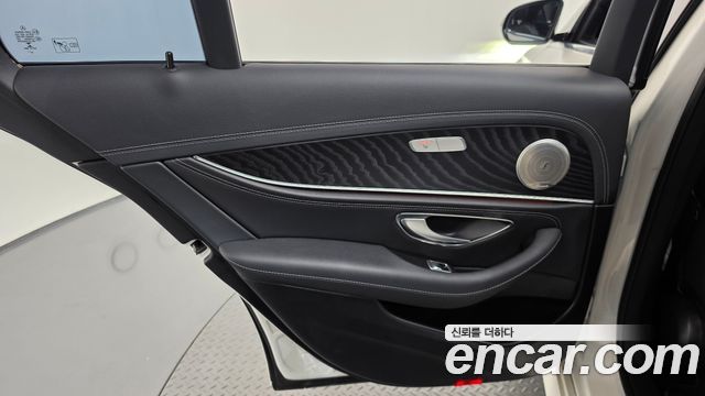 Mercedes-Benz E-Class 2021 — photo 15