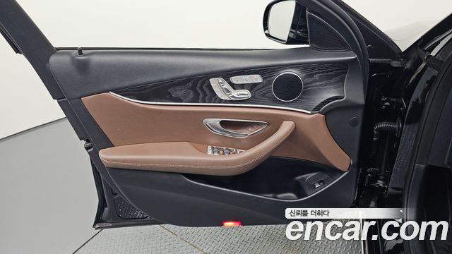 Mercedes-Benz E-Class 2017 — photo 14
