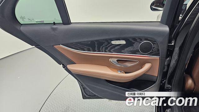Mercedes-Benz E-Class 2017 — photo 15