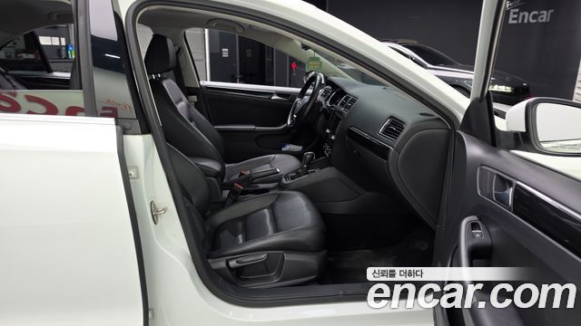 Volkswagen Jetta 2015 — photo 17