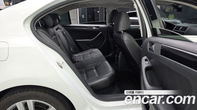 Volkswagen Jetta 2015 — photo 18