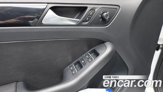 Volkswagen Jetta 2015 — photo 22