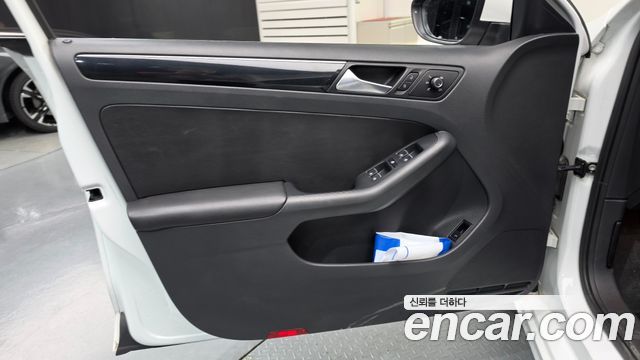 Volkswagen Jetta 2015 — photo 14