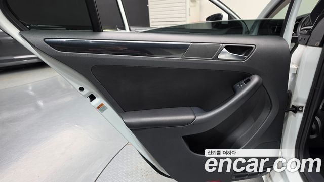 Volkswagen Jetta 2015 — photo 15