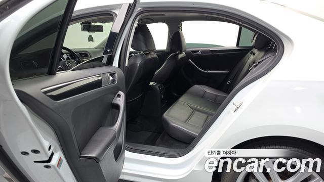 Volkswagen Jetta 2015 — photo 16