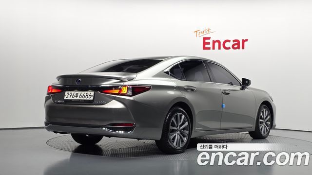 Lexus ES 2019 — photo 2