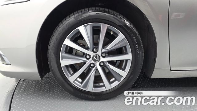 Lexus ES 2019 — photo 5