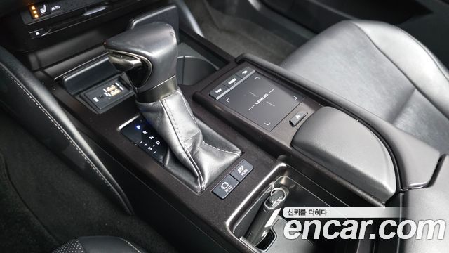 Lexus ES 2019 — photo 12