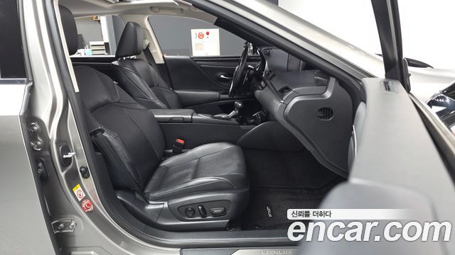 Lexus ES 2019 — photo 17