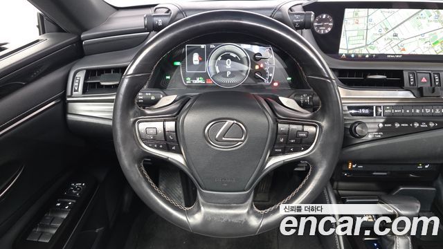 Lexus ES 2019 — photo 19