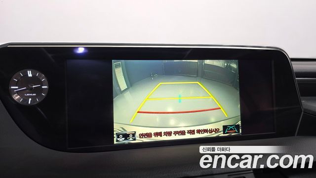 Lexus ES 2019 — photo 21