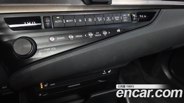 Lexus ES 2019 — photo 22