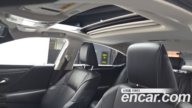 Lexus ES 2019 — photo 24
