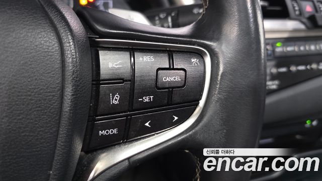 Lexus ES 2019 — photo 25