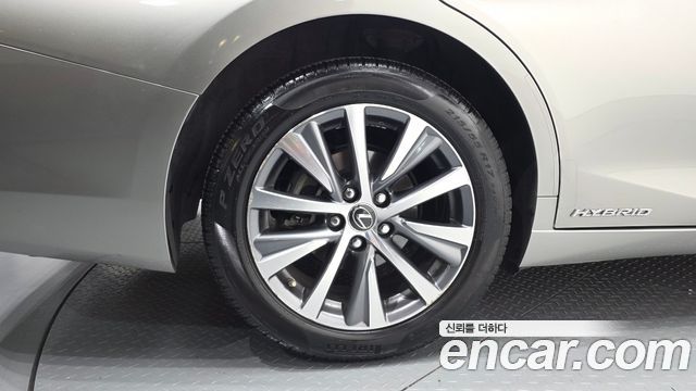 Lexus ES 2019 — photo 7