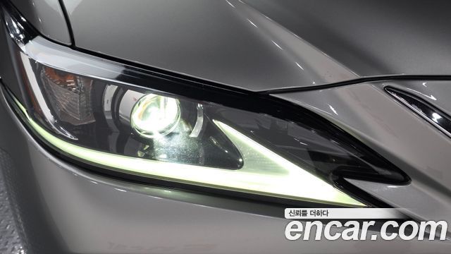 Lexus ES 2019 — photo 8