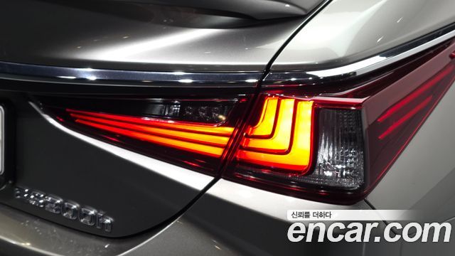 Lexus ES 2019 — photo 9