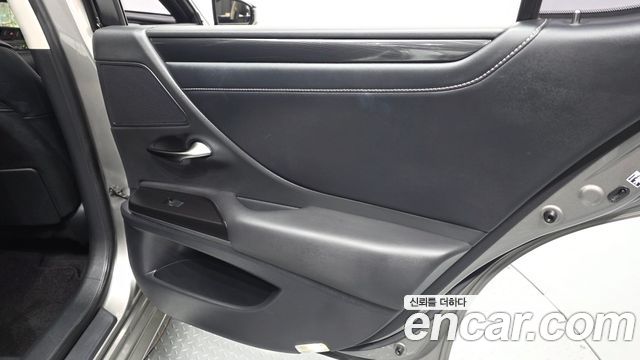 Lexus ES 2019 — photo 15