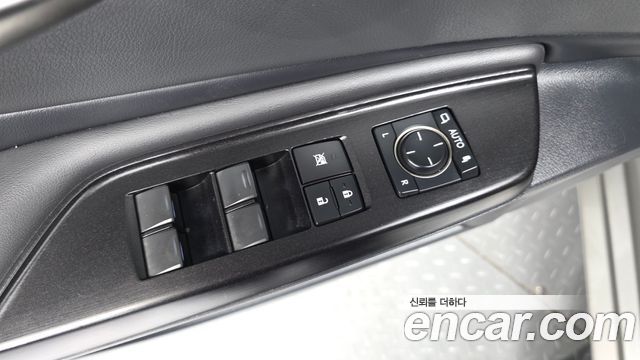 Lexus ES 2019 — photo 28