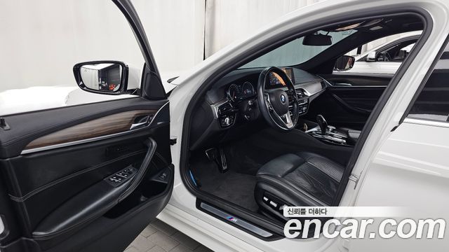 BMW 5-Series 2018 — photo 13